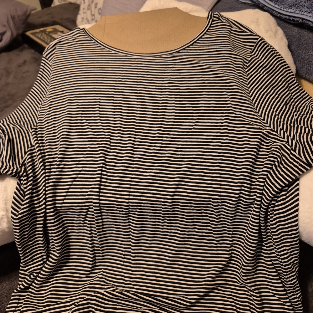 Old Navy Black and White Striped Short Sleeve Tee